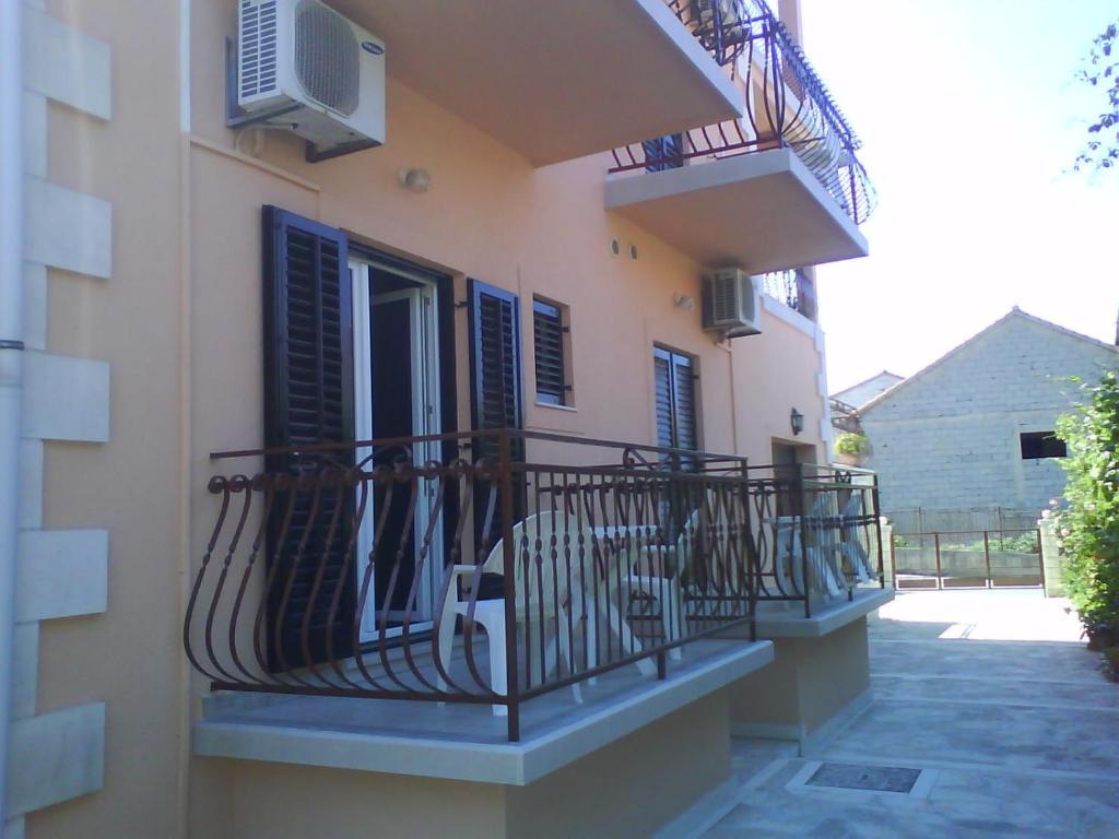 Rooms & Studio Villa Tatjana Supetar Exterior photo